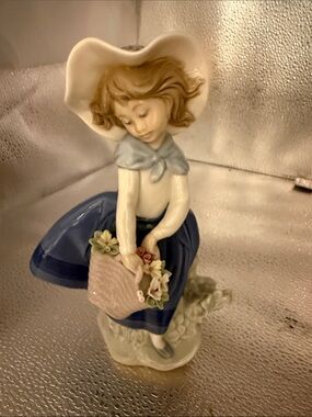 Lladro Amazing Pretty Pickings Figurine
